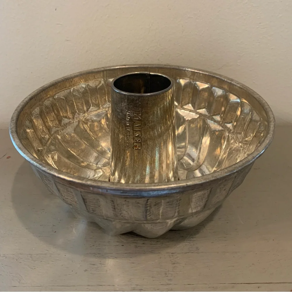 VTG 1950s Kaiser 9 Inch Fluted Aluminum Bundt Mold